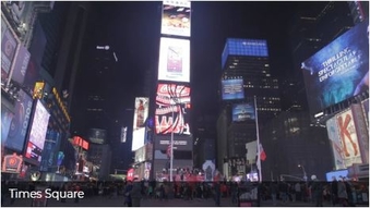 Plan fixe sur Times Square la nuit.