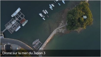 Un drone survole la côte au Japon.