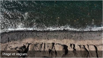 Vue aérienne sur les vagues frappant la côte.